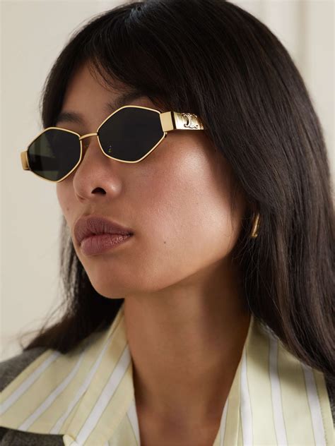 Hexagonal sunglasses in gold 